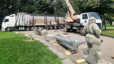 Фахівці встановлюють скульптури у Стрийському парку Фахівці встановлюють скульптури у Стрийському парку