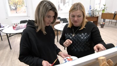 37-мирічна дружина загиблого бійця Ірина Крилова та художниця Ірина Киця