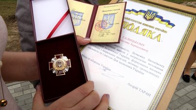 У Житомирі висадили 16 яблунь в пам'ять про українських жінок, які загинули на сході України У Житомирі висадили 16 яблунь в пам'ять про українських жінок, які загинули на сході України