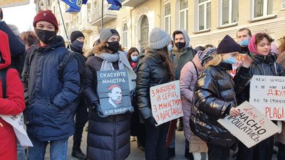"Якщо любиш — піди!". Під Офісом президента мітингують за відставку Шкарлета "Якщо любиш — піди!". Під Офісом президента мітингують за відставку Шкарлета