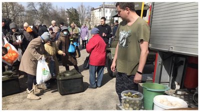У Токмаку волонтери разом зі співробітниками ДСНС влаштували польову кухню