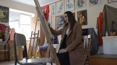 Спортсменка малює картини і займається пауерліфтингом Спортсменка малює картини і займається пауерліфтингом