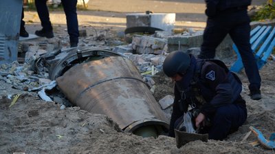 Сапери вилучають уламки російської ракети, які впали в дворі житлового будинку