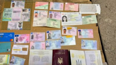 На Закарпатті трьох людей підозрюють у виготовленні та продажі підроблених документів