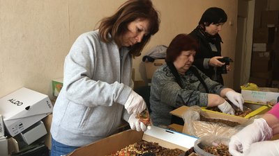 Горіхи, родзинки та сушені фрукти: волонтери на Волині роблять вітамінні набори для військових