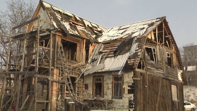 На мене падала стеля, а в сина поцілило скло із вікна – житомирянка про обстріли