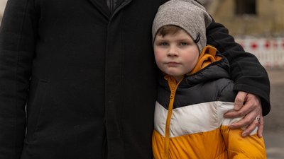 Хлопчик, який втратив матір через удар ракети РФ у будинок у Дніпрі, отримав квартиру Хлопчик, який втратив матір через удар ракети РФ у будинок у Дніпрі, отримав квартиру