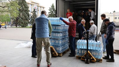 Мінеральна вода та ситні галети: до Луцька доправили гуманітарну допомогу з Норвегії Мінеральна вода та ситні галети: до Луцька доправили гуманітарну допомогу з Норвегії