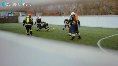 Футбол у спорядженні, масках і балонах: як тренуються пожежники у Рівному