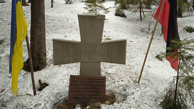 На Франківщині волонтери облаштували туристичний маршрут до бункера полковника УПА Грома На Франківщині волонтери облаштували туристичний маршрут до бункера полковника УПА Грома