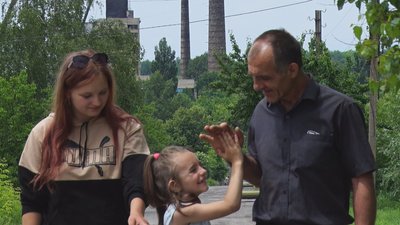 "Без них сумно". На Донеччині чоловік сам виховує п’ятьох дітей