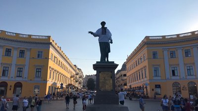 Одеського Дюка де Рішельє одягнули у вишиванку