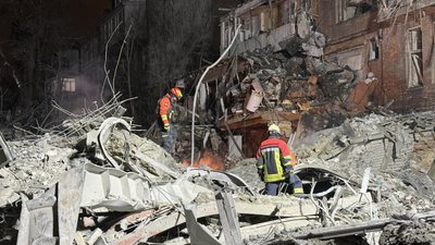 Рятувальники на місці влучання у Харкові, 2 січня 2026 року