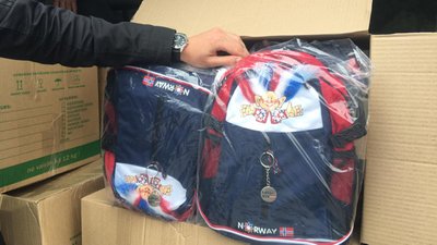 Посольство України в Латвії передадасть портфелі франківським школярами Посольство України в Латвії передадасть портфелі франківським школярами