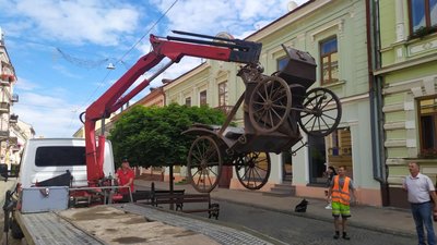 У Чернівцях з вулиці Кобилянської прибрали на ремонт ковану карету