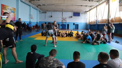 В Ужгороді відбувся благодійний майстер-клас зі змішаних бойових мистецтв ММА на підтримку ЗСУ