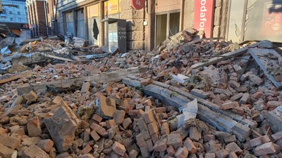 Ракетний удару по Дніпру: день по тому. Що відбувається на місці — фоторепортаж Ракетний удару по Дніпру: день по тому. Що відбувається на місці — фоторепортаж
