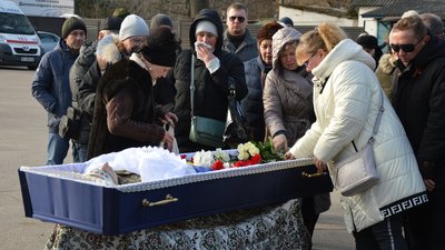 "В армії не служив, останні 12 років працював електриком". У Кропивницькому поховали бійця, який загинув біля Бахмута "В армії не служив, останні 12 років працював електриком". У Кропивницькому поховали бійця, який загинув біля Бахмута