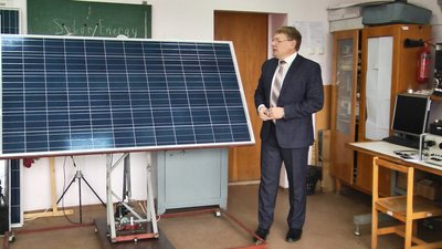 У коледжі студентам пояснюють принцип роботи сонячних панелей. 9 листопада 2022 рік У коледжі студентам пояснюють принцип роботи сонячних панелей. 9 листопада 2022 рік