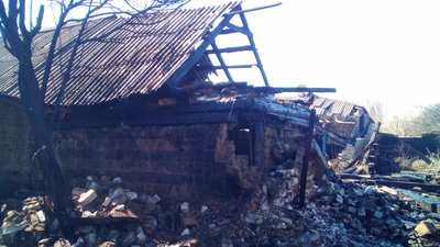 На Донеччині пожежа з трави перекинулась на будівлі: вигоріли 3 га На Донеччині пожежа з трави перекинулась на будівлі: вигоріли 3 га