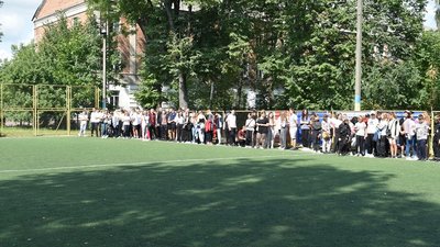 Валерій Залужний передав у свою рідну школу на Житомирщині прапор з підписом Валерій Залужний передав у свою рідну школу на Житомирщині прапор з підписом
