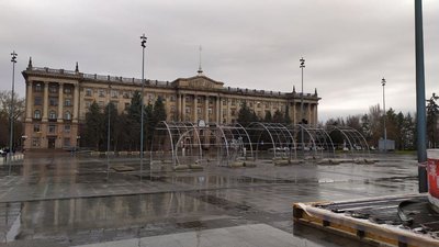 У Миколаєві почали встановлювати новорічні декорації та монтувати каток У Миколаєві почали встановлювати новорічні декорації та монтувати каток