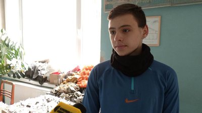 У Львові волонтери виготовляють маскувальні нашоломники У Львові волонтери виготовляють маскувальні нашоломники