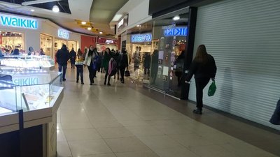 У Житомирі поліція перевіряє чергове повідомлення про замінування торговельного центру У Житомирі поліція перевіряє чергове повідомлення про замінування торговельного центру