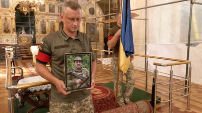 У Луцьку провели в останню путь військовослужбовця Богдана Федосенка У Луцьку провели в останню путь військовослужбовця Богдана Федосенка