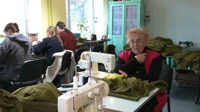 Виготовили до двох тисяч речей: волонтерки з Черкащини шиють одяг для військових Виготовили до двох тисяч речей: волонтерки з Черкащини шиють одяг для військових