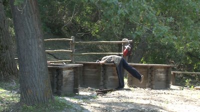 Прибирають каміння та очищають від гілок: на Черкащині відновлюють територію пам'ятки "Три криниці" Прибирають каміння та очищають від гілок: на Черкащині відновлюють територію пам'ятки "Три криниці"