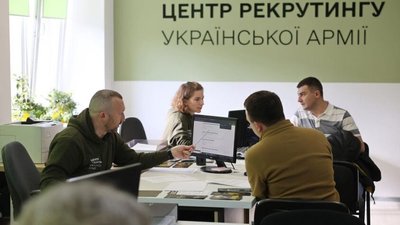 У Львові до Центру рекрутингу української армії 
протягом місяця звернулось майже 300 людей