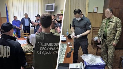 Обіцяв звільнити від призову: на Харківщині затримали військового комісара