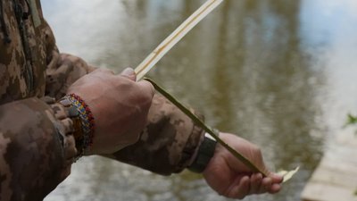 Ветеран із Рівненського Полісся плете постоли для доньки Ветеран із Рівненського Полісся плете постоли для доньки