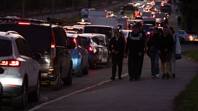 Люди в Києві переходять міст пішки