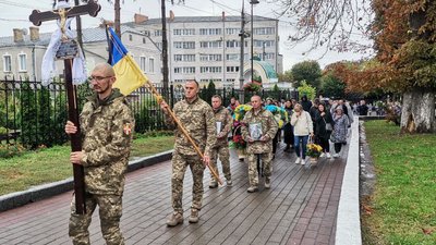 У Луцьку провели в останню путь загиблих бійців Ігоря Бохонюка і Романа Волошкіна У Луцьку провели в останню путь загиблих бійців Ігоря Бохонюка і Романа Волошкіна