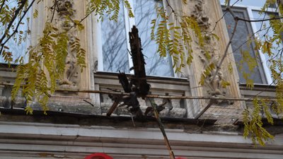 "Встиг відійти, це мене врятувало". У центрі Одеси обвалилася карниз будинку "Встиг відійти, це мене врятувало". У центрі Одеси обвалилася карниз будинку