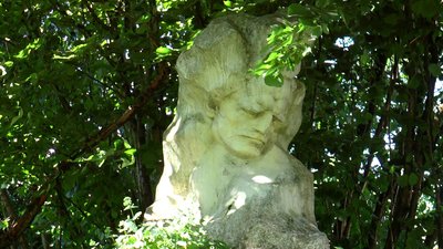 Скульптура Олекси Довбуша в Космачі Скульптура Олекси Довбуша в Космачі