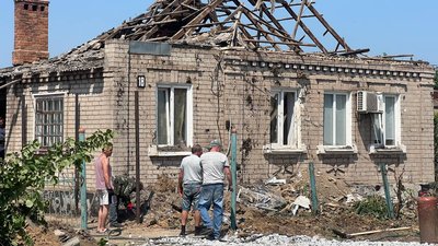 Прибирають територію та накривають дахи: жителі села Вільного на Криворіжжі долають наслідки атаки РФ
