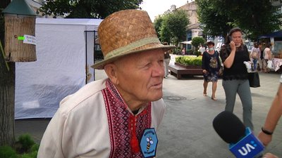 У Житомирі пасічники провели фестиваль меду "Бджологради Житомирщини" У Житомирі пасічники провели фестиваль меду "Бджологради Житомирщини"