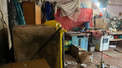 "Я йду і мені на голову падає стеля. Це не нормально": у зруйнованій школі у Кривому Розі проживають люди "Я йду і мені на голову падає стеля. Це не нормально": у зруйнованій школі у Кривому Розі проживають люди