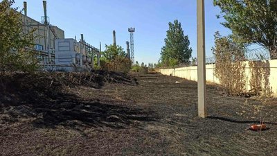 В Одесі зайнялась трава біля нафтопереробного заводу В Одесі зайнялась трава біля нафтопереробного заводу