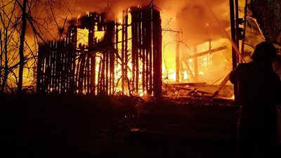 Рятувальник гасить пожежу, 19 січня 2025 року, Миколаївщина