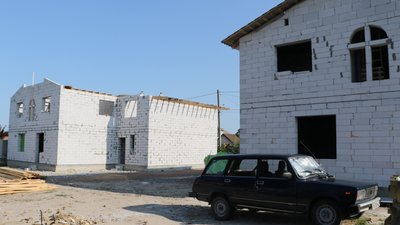 У Житомирі добудовують два будинки сімейного типу
