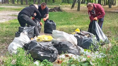 Прибрали в лісі і рекреаційних зонах: волиняни долучилися до всесвітньої акції Прибрали в лісі і рекреаційних зонах: волиняни долучилися до всесвітньої акції