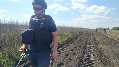 Сумські рятувальники показали техніку для безпечного розмінування Сумські рятувальники показали техніку для безпечного розмінування