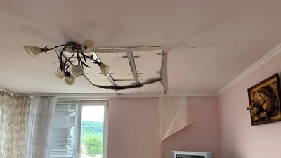 На Тернопільщині будинок, у якому вітер зірвав дах, затоплює під час дощів