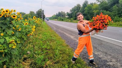 Вирощує кілометри квітів уздовж автошляхів. Василь Рижук