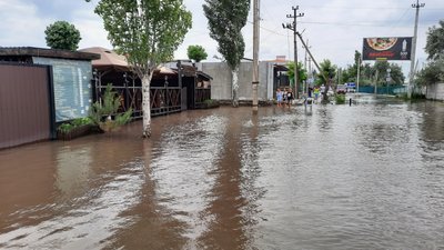 Злива у Коблевому, що на Миколаївщини, псує відпочинок туристів Злива у Коблевому, що на Миколаївщини, псує відпочинок туристів