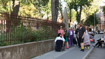 У Чернівцях вулиці протестували на безбар'єрність для маломобільних людей У Чернівцях вулиці протестували на безбар'єрність для маломобільних людей